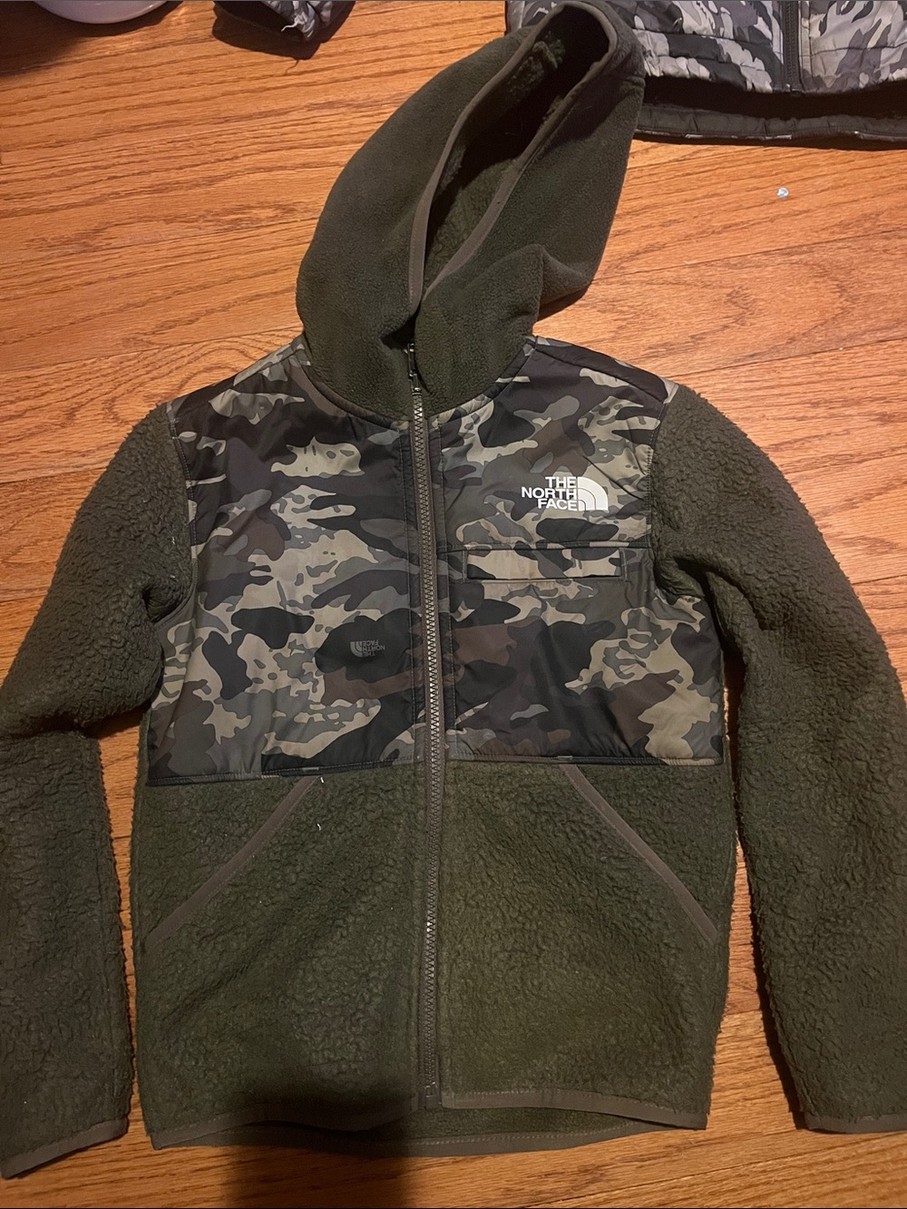 The North Face Kids Olive Green Camo Panel Fleece Hoodie size 7/8 boys